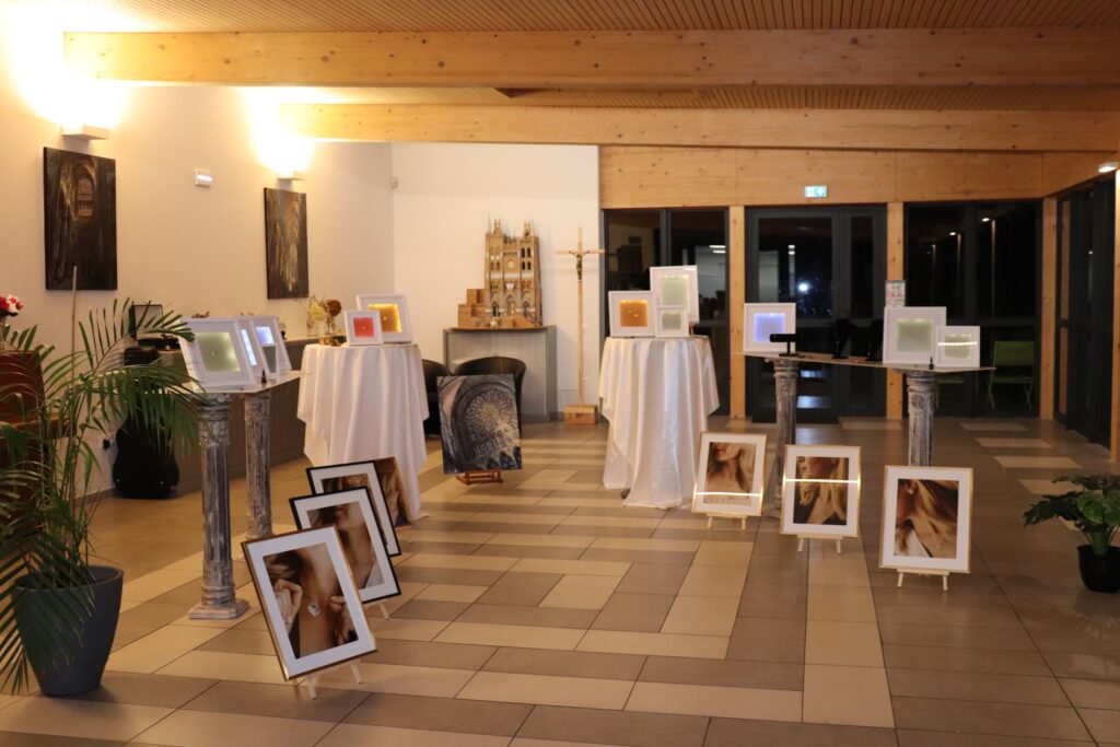Exposition de bijoux de Tala Joaillerie à Amiens – créations en or 18K et design artisanal.